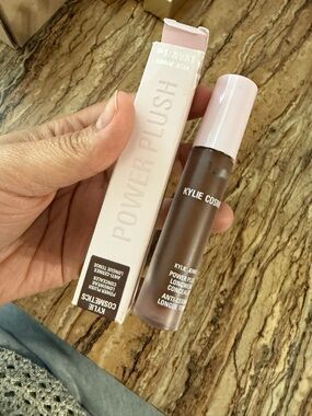 Kylie Cosmetics Power Plush Longwear Concealer - Deep Brown with Blush Cap
